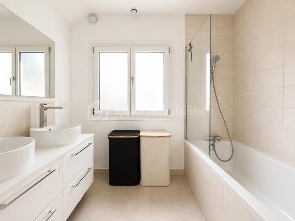 A découvrir sans tarder !

Située dans le secteur recherché des Chardonnerettes à Sarcelles, cette belle maison familiale de 85 m² habitables, édifiée sur un terrain de 216 m², séduira par ses volumes, son agencement et son jardin sans vis-à-vis.

Au rez-de-chaussée, vous découvrirez une entrée, un séjour lumineux avec salle à manger et cuisine ouverte, ainsi qu'un espace supplémentaire ouvert sur la pièce de vie, bénéficiant d'une fenêtre, idéal pour aménager un bureau, un espace télétravail, une salle de jeux ou une chambre d'appoint selon vos besoins. Vous trouverez également des WC séparés, un espace de rangement et un garage attenant.

A l'étage, vous trouverez 3 chambres, dont une suite parentale de 17 m ² avec salle d'eau privative, une salle de bain avec double vasque et des WC séparés.

Les combles aménagés de 27 m² offrent un véritable espace de vie supplémentaire avec salle d'eau et WC séparés, idéal pour crée une suite parentale, un espace indépendant , un bureau ou une salle de loisirs selon vos envies.

A l'extérieur, vous profiterez d'un agréable jardin sans vis-à-vis, parfait pour partager des moments en famille ou entre amis.

A proximité des écoles, des commerces et des transports, cette maison réunit confort, fonctionnalité et qualité de vie.

Une visite s'impose !