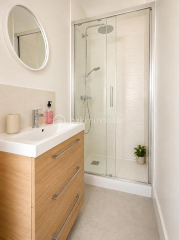 A découvrir sans tarder !

Située dans le secteur recherché des Chardonnerettes à Sarcelles, cette belle maison familiale de 85 m² habitables, édifiée sur un terrain de 216 m², séduira par ses volumes, son agencement et son jardin sans vis-à-vis.

Au rez-de-chaussée, vous découvrirez une entrée, un séjour lumineux avec salle à manger et cuisine ouverte, ainsi qu'un espace supplémentaire ouvert sur la pièce de vie, bénéficiant d'une fenêtre, idéal pour aménager un bureau, un espace télétravail, une salle de jeux ou une chambre d'appoint selon vos besoins. Vous trouverez également des WC séparés, un espace de rangement et un garage attenant.

A l'étage, vous trouverez 3 chambres, dont une suite parentale de 17 m ² avec salle d'eau privative, une salle de bain avec double vasque et des WC séparés.

Les combles aménagés de 27 m² offrent un véritable espace de vie supplémentaire avec salle d'eau et WC séparés, idéal pour crée une suite parentale, un espace indépendant , un bureau ou une salle de loisirs selon vos envies.

A l'extérieur, vous profiterez d'un agréable jardin sans vis-à-vis, parfait pour partager des moments en famille ou entre amis.

A proximité des écoles, des commerces et des transports, cette maison réunit confort, fonctionnalité et qualité de vie.

Une visite s'impose !
