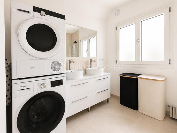 A découvrir sans tarder !

Située dans le secteur recherché des Chardonnerettes à Sarcelles, cette belle maison familiale de 85 m² habitables, édifiée sur un terrain de 216 m², séduira par ses volumes, son agencement et son jardin sans vis-à-vis.

Au rez-de-chaussée, vous découvrirez une entrée, un séjour lumineux avec salle à manger et cuisine ouverte, ainsi qu'un espace supplémentaire ouvert sur la pièce de vie, bénéficiant d'une fenêtre, idéal pour aménager un bureau, un espace télétravail, une salle de jeux ou une chambre d'appoint selon vos besoins. Vous trouverez également des WC séparés, un espace de rangement et un garage attenant.

A l'étage, vous trouverez 3 chambres, dont une suite parentale de 17 m ² avec salle d'eau privative, une salle de bain avec double vasque et des WC séparés.

Les combles aménagés de 27 m² offrent un véritable espace de vie supplémentaire avec salle d'eau et WC séparés, idéal pour crée une suite parentale, un espace indépendant , un bureau ou une salle de loisirs selon vos envies.

A l'extérieur, vous profiterez d'un agréable jardin sans vis-à-vis, parfait pour partager des moments en famille ou entre amis.

A proximité des écoles, des commerces et des transports, cette maison réunit confort, fonctionnalité et qualité de vie.

Une visite s'impose !