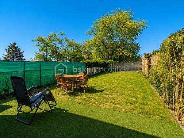 A découvrir sans tarder !

Située dans le secteur recherché des Chardonnerettes à Sarcelles, cette belle maison familiale de 85 m² habitables, édifiée sur un terrain de 216 m², séduira par ses volumes, son agencement et son jardin sans vis-à-vis.

Au rez-de-chaussée, vous découvrirez une entrée, un séjour lumineux avec salle à manger et cuisine ouverte, ainsi qu'un espace supplémentaire ouvert sur la pièce de vie, bénéficiant d'une fenêtre, idéal pour aménager un bureau, un espace télétravail, une salle de jeux ou une chambre d'appoint selon vos besoins. Vous trouverez également des WC séparés, un espace de rangement et un garage attenant.

A l'étage, vous trouverez 3 chambres, dont une suite parentale de 17 m ² avec salle d'eau privative, une salle de bain avec double vasque et des WC séparés.

Les combles aménagés de 27 m² offrent un véritable espace de vie supplémentaire avec salle d'eau et WC séparés, idéal pour crée une suite parentale, un espace indépendant , un bureau ou une salle de loisirs selon vos envies.

A l'extérieur, vous profiterez d'un agréable jardin sans vis-à-vis, parfait pour partager des moments en famille ou entre amis.

A proximité des écoles, des commerces et des transports, cette maison réunit confort, fonctionnalité et qualité de vie.

Une visite s'impose !