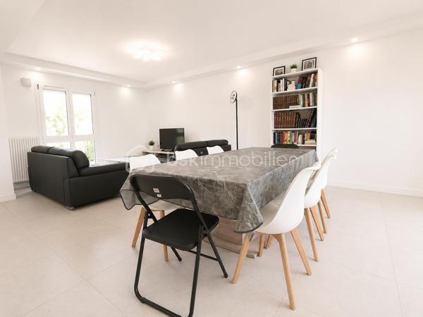 A découvrir sans tarder !

Située dans le secteur recherché des Chardonnerettes à Sarcelles, cette belle maison familiale de 85 m² habitables, édifiée sur un terrain de 216 m², séduira par ses volumes, son agencement et son jardin sans vis-à-vis.

Au rez-de-chaussée, vous découvrirez une entrée, un séjour lumineux avec salle à manger et cuisine ouverte, ainsi qu'un espace supplémentaire ouvert sur la pièce de vie, bénéficiant d'une fenêtre, idéal pour aménager un bureau, un espace télétravail, une salle de jeux ou une chambre d'appoint selon vos besoins. Vous trouverez également des WC séparés, un espace de rangement et un garage attenant.

A l'étage, vous trouverez 3 chambres, dont une suite parentale de 17 m ² avec salle d'eau privative, une salle de bain avec double vasque et des WC séparés.

Les combles aménagés de 27 m² offrent un véritable espace de vie supplémentaire avec salle d'eau et WC séparés, idéal pour crée une suite parentale, un espace indépendant , un bureau ou une salle de loisirs selon vos envies.

A l'extérieur, vous profiterez d'un agréable jardin sans vis-à-vis, parfait pour partager des moments en famille ou entre amis.

A proximité des écoles, des commerces et des transports, cette maison réunit confort, fonctionnalité et qualité de vie.

Une visite s'impose !
