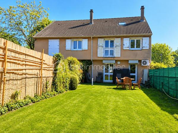 A découvrir sans tarder !

Située dans le secteur recherché des Chardonnerettes à Sarcelles, cette belle maison familiale de 85 m² habitables, édifiée sur un terrain de 216 m², séduira par ses volumes, son agencement et son jardin sans vis-à-vis.

Au rez-de-chaussée, vous découvrirez une entrée, un séjour lumineux avec salle à manger et cuisine ouverte, ainsi qu'un espace supplémentaire ouvert sur la pièce de vie, bénéficiant d'une fenêtre, idéal pour aménager un bureau, un espace télétravail, une salle de jeux ou une chambre d'appoint selon vos besoins. Vous trouverez également des WC séparés, un espace de rangement et un garage attenant.

A l'étage, vous trouverez 3 chambres, dont une suite parentale de 17 m ² avec salle d'eau privative, une salle de bain avec double vasque et des WC séparés.

Les combles aménagés de 27 m² offrent un véritable espace de vie supplémentaire avec salle d'eau et WC séparés, idéal pour crée une suite parentale, un espace indépendant , un bureau ou une salle de loisirs selon vos envies.

A l'extérieur, vous profiterez d'un agréable jardin sans vis-à-vis, parfait pour partager des moments en famille ou entre amis.

A proximité des écoles, des commerces et des transports, cette maison réunit confort, fonctionnalité et qualité de vie.

Une visite s'impose !