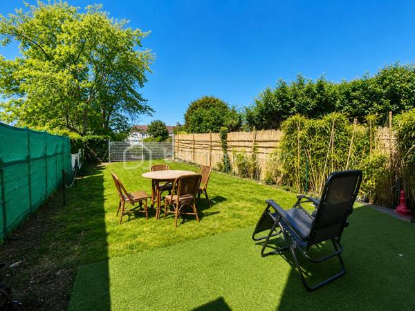 A découvrir sans tarder !

Située dans le secteur recherché des Chardonnerettes à Sarcelles, cette belle maison familiale de 85 m² habitables, édifiée sur un terrain de 216 m², séduira par ses volumes, son agencement et son jardin sans vis-à-vis.

Au rez-de-chaussée, vous découvrirez une entrée, un séjour lumineux avec salle à manger et cuisine ouverte, ainsi qu'un espace supplémentaire ouvert sur la pièce de vie, bénéficiant d'une fenêtre, idéal pour aménager un bureau, un espace télétravail, une salle de jeux ou une chambre d'appoint selon vos besoins. Vous trouverez également des WC séparés, un espace de rangement et un garage attenant.

A l'étage, vous trouverez 3 chambres, dont une suite parentale de 17 m ² avec salle d'eau privative, une salle de bain avec double vasque et des WC séparés.

Les combles aménagés de 27 m² offrent un véritable espace de vie supplémentaire avec salle d'eau et WC séparés, idéal pour crée une suite parentale, un espace indépendant , un bureau ou une salle de loisirs selon vos envies.

A l'extérieur, vous profiterez d'un agréable jardin sans vis-à-vis, parfait pour partager des moments en famille ou entre amis.

A proximité des écoles, des commerces et des transports, cette maison réunit confort, fonctionnalité et qualité de vie.

Une visite s'impose !