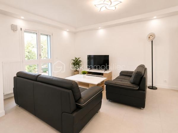 A découvrir sans tarder !

Située dans le secteur recherché des Chardonnerettes à Sarcelles, cette belle maison familiale de 85 m² habitables, édifiée sur un terrain de 216 m², séduira par ses volumes, son agencement et son jardin sans vis-à-vis.

Au rez-de-chaussée, vous découvrirez une entrée, un séjour lumineux avec salle à manger et cuisine ouverte, ainsi qu'un espace supplémentaire ouvert sur la pièce de vie, bénéficiant d'une fenêtre, idéal pour aménager un bureau, un espace télétravail, une salle de jeux ou une chambre d'appoint selon vos besoins. Vous trouverez également des WC séparés, un espace de rangement et un garage attenant.

A l'étage, vous trouverez 3 chambres, dont une suite parentale de 17 m ² avec salle d'eau privative, une salle de bain avec double vasque et des WC séparés.

Les combles aménagés de 27 m² offrent un véritable espace de vie supplémentaire avec salle d'eau et WC séparés, idéal pour crée une suite parentale, un espace indépendant , un bureau ou une salle de loisirs selon vos envies.

A l'extérieur, vous profiterez d'un agréable jardin sans vis-à-vis, parfait pour partager des moments en famille ou entre amis.

A proximité des écoles, des commerces et des transports, cette maison réunit confort, fonctionnalité et qualité de vie.

Une visite s'impose !