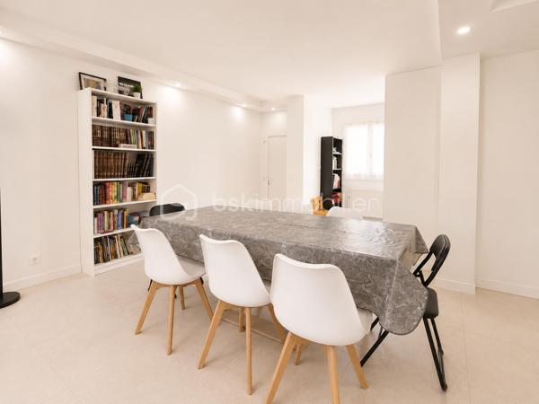 A découvrir sans tarder !

Située dans le secteur recherché des Chardonnerettes à Sarcelles, cette belle maison familiale de 85 m² habitables, édifiée sur un terrain de 216 m², séduira par ses volumes, son agencement et son jardin sans vis-à-vis.

Au rez-de-chaussée, vous découvrirez une entrée, un séjour lumineux avec salle à manger et cuisine ouverte, ainsi qu'un espace supplémentaire ouvert sur la pièce de vie, bénéficiant d'une fenêtre, idéal pour aménager un bureau, un espace télétravail, une salle de jeux ou une chambre d'appoint selon vos besoins. Vous trouverez également des WC séparés, un espace de rangement et un garage attenant.

A l'étage, vous trouverez 3 chambres, dont une suite parentale de 17 m ² avec salle d'eau privative, une salle de bain avec double vasque et des WC séparés.

Les combles aménagés de 27 m² offrent un véritable espace de vie supplémentaire avec salle d'eau et WC séparés, idéal pour crée une suite parentale, un espace indépendant , un bureau ou une salle de loisirs selon vos envies.

A l'extérieur, vous profiterez d'un agréable jardin sans vis-à-vis, parfait pour partager des moments en famille ou entre amis.

A proximité des écoles, des commerces et des transports, cette maison réunit confort, fonctionnalité et qualité de vie.

Une visite s'impose !