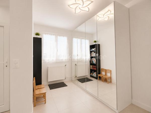 A découvrir sans tarder !

Située dans le secteur recherché des Chardonnerettes à Sarcelles, cette belle maison familiale de 85 m² habitables, édifiée sur un terrain de 216 m², séduira par ses volumes, son agencement et son jardin sans vis-à-vis.

Au rez-de-chaussée, vous découvrirez une entrée, un séjour lumineux avec salle à manger et cuisine ouverte, ainsi qu'un espace supplémentaire ouvert sur la pièce de vie, bénéficiant d'une fenêtre, idéal pour aménager un bureau, un espace télétravail, une salle de jeux ou une chambre d'appoint selon vos besoins. Vous trouverez également des WC séparés, un espace de rangement et un garage attenant.

A l'étage, vous trouverez 3 chambres, dont une suite parentale de 17 m ² avec salle d'eau privative, une salle de bain avec double vasque et des WC séparés.

Les combles aménagés de 27 m² offrent un véritable espace de vie supplémentaire avec salle d'eau et WC séparés, idéal pour crée une suite parentale, un espace indépendant , un bureau ou une salle de loisirs selon vos envies.

A l'extérieur, vous profiterez d'un agréable jardin sans vis-à-vis, parfait pour partager des moments en famille ou entre amis.

A proximité des écoles, des commerces et des transports, cette maison réunit confort, fonctionnalité et qualité de vie.

Une visite s'impose !