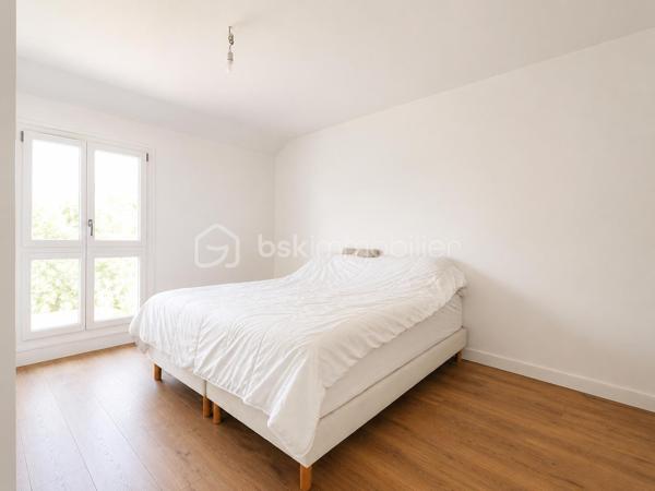 A découvrir sans tarder !

Située dans le secteur recherché des Chardonnerettes à Sarcelles, cette belle maison familiale de 85 m² habitables, édifiée sur un terrain de 216 m², séduira par ses volumes, son agencement et son jardin sans vis-à-vis.

Au rez-de-chaussée, vous découvrirez une entrée, un séjour lumineux avec salle à manger et cuisine ouverte, ainsi qu'un espace supplémentaire ouvert sur la pièce de vie, bénéficiant d'une fenêtre, idéal pour aménager un bureau, un espace télétravail, une salle de jeux ou une chambre d'appoint selon vos besoins. Vous trouverez également des WC séparés, un espace de rangement et un garage attenant.

A l'étage, vous trouverez 3 chambres, dont une suite parentale de 17 m ² avec salle d'eau privative, une salle de bain avec double vasque et des WC séparés.

Les combles aménagés de 27 m² offrent un véritable espace de vie supplémentaire avec salle d'eau et WC séparés, idéal pour crée une suite parentale, un espace indépendant , un bureau ou une salle de loisirs selon vos envies.

A l'extérieur, vous profiterez d'un agréable jardin sans vis-à-vis, parfait pour partager des moments en famille ou entre amis.

A proximité des écoles, des commerces et des transports, cette maison réunit confort, fonctionnalité et qualité de vie.

Une visite s'impose !