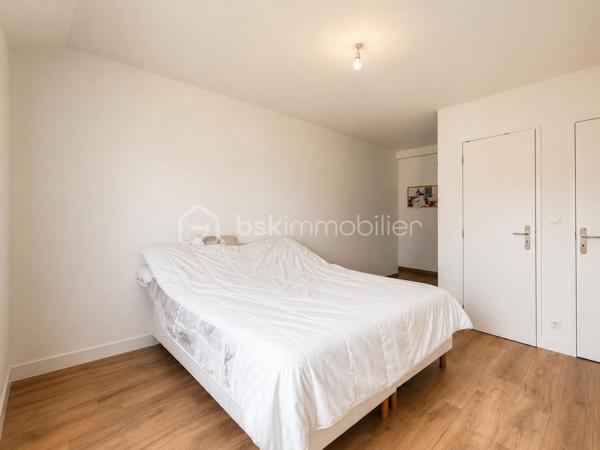 A découvrir sans tarder !

Située dans le secteur recherché des Chardonnerettes à Sarcelles, cette belle maison familiale de 85 m² habitables, édifiée sur un terrain de 216 m², séduira par ses volumes, son agencement et son jardin sans vis-à-vis.

Au rez-de-chaussée, vous découvrirez une entrée, un séjour lumineux avec salle à manger et cuisine ouverte, ainsi qu'un espace supplémentaire ouvert sur la pièce de vie, bénéficiant d'une fenêtre, idéal pour aménager un bureau, un espace télétravail, une salle de jeux ou une chambre d'appoint selon vos besoins. Vous trouverez également des WC séparés, un espace de rangement et un garage attenant.

A l'étage, vous trouverez 3 chambres, dont une suite parentale de 17 m ² avec salle d'eau privative, une salle de bain avec double vasque et des WC séparés.

Les combles aménagés de 27 m² offrent un véritable espace de vie supplémentaire avec salle d'eau et WC séparés, idéal pour crée une suite parentale, un espace indépendant , un bureau ou une salle de loisirs selon vos envies.

A l'extérieur, vous profiterez d'un agréable jardin sans vis-à-vis, parfait pour partager des moments en famille ou entre amis.

A proximité des écoles, des commerces et des transports, cette maison réunit confort, fonctionnalité et qualité de vie.

Une visite s'impose !