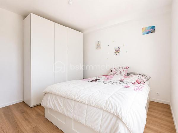 A découvrir sans tarder !

Située dans le secteur recherché des Chardonnerettes à Sarcelles, cette belle maison familiale de 85 m² habitables, édifiée sur un terrain de 216 m², séduira par ses volumes, son agencement et son jardin sans vis-à-vis.

Au rez-de-chaussée, vous découvrirez une entrée, un séjour lumineux avec salle à manger et cuisine ouverte, ainsi qu'un espace supplémentaire ouvert sur la pièce de vie, bénéficiant d'une fenêtre, idéal pour aménager un bureau, un espace télétravail, une salle de jeux ou une chambre d'appoint selon vos besoins. Vous trouverez également des WC séparés, un espace de rangement et un garage attenant.

A l'étage, vous trouverez 3 chambres, dont une suite parentale de 17 m ² avec salle d'eau privative, une salle de bain avec double vasque et des WC séparés.

Les combles aménagés de 27 m² offrent un véritable espace de vie supplémentaire avec salle d'eau et WC séparés, idéal pour crée une suite parentale, un espace indépendant , un bureau ou une salle de loisirs selon vos envies.

A l'extérieur, vous profiterez d'un agréable jardin sans vis-à-vis, parfait pour partager des moments en famille ou entre amis.

A proximité des écoles, des commerces et des transports, cette maison réunit confort, fonctionnalité et qualité de vie.

Une visite s'impose !