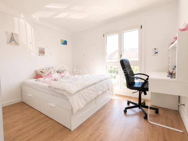 A découvrir sans tarder !

Située dans le secteur recherché des Chardonnerettes à Sarcelles, cette belle maison familiale de 85 m² habitables, édifiée sur un terrain de 216 m², séduira par ses volumes, son agencement et son jardin sans vis-à-vis.

Au rez-de-chaussée, vous découvrirez une entrée, un séjour lumineux avec salle à manger et cuisine ouverte, ainsi qu'un espace supplémentaire ouvert sur la pièce de vie, bénéficiant d'une fenêtre, idéal pour aménager un bureau, un espace télétravail, une salle de jeux ou une chambre d'appoint selon vos besoins. Vous trouverez également des WC séparés, un espace de rangement et un garage attenant.

A l'étage, vous trouverez 3 chambres, dont une suite parentale de 17 m ² avec salle d'eau privative, une salle de bain avec double vasque et des WC séparés.

Les combles aménagés de 27 m² offrent un véritable espace de vie supplémentaire avec salle d'eau et WC séparés, idéal pour crée une suite parentale, un espace indépendant , un bureau ou une salle de loisirs selon vos envies.

A l'extérieur, vous profiterez d'un agréable jardin sans vis-à-vis, parfait pour partager des moments en famille ou entre amis.

A proximité des écoles, des commerces et des transports, cette maison réunit confort, fonctionnalité et qualité de vie.

Une visite s'impose !