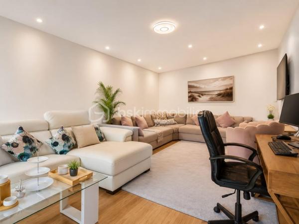 BEZONS – MAISON INDIVIDUELLE 180 m² – STUDIO INDÉPENDANT – GRAND GARAGE – SECTEUR PAVILLONNAIRE
Située dans un secteur pavillonnaire recherché de Bezons, cette maison individuelle d'environ 180 m² offre de beaux volumes et un agencement idéal pour une famille. Dès l'entrée, vous découvrirez un vaste séjour lumineux avec une cuisine entièrement équipée ouverte sur la pièce de vie (double séjour), créant un espace convivial et chaleureux avec un accès direct au balcon.
À l'étage, la maison propose trois chambres offrant confort et fonctionnalité pour toute la famille, ainsi qu’une salle de bains et des toilettes.
Le sous-sol entièrement aménagé accueille un studio indépendant comprenant une cuisine, une salle de bains et toilettes. Une buanderie se trouve également au sous sol. Cet espace est idéal pour recevoir un proche, un adolescent, exercer une activité professionnelle ou créer un revenu locatif.
Un grand garage complet ce bien et offre un espace de stationnement ainsi que de nombreux rangements.
Cette maison bénéficie d'un emplacement privilégié à proximité des écoles, des commerces et des transports tout en offrant le calme d'un environnement pavillonnaire. Une belle opportunité pour les acquéreurs en quête d'espace, de confort et de qualité de vie à Bezons.