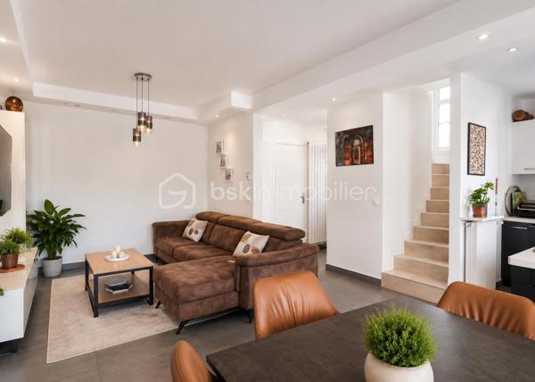 BEZONS – MAISON INDIVIDUELLE 180 m² – STUDIO INDÉPENDANT – GRAND GARAGE – SECTEUR PAVILLONNAIRE
Située dans un secteur pavillonnaire recherché de Bezons, cette maison individuelle d'environ 180 m² offre de beaux volumes et un agencement idéal pour une famille. Dès l'entrée, vous découvrirez un vaste séjour lumineux avec une cuisine entièrement équipée ouverte sur la pièce de vie (double séjour), créant un espace convivial et chaleureux avec un accès direct au balcon.
À l'étage, la maison propose trois chambres offrant confort et fonctionnalité pour toute la famille, ainsi qu’une salle de bains et des toilettes.
Le sous-sol entièrement aménagé accueille un studio indépendant comprenant une cuisine, une salle de bains et toilettes. Une buanderie se trouve également au sous sol. Cet espace est idéal pour recevoir un proche, un adolescent, exercer une activité professionnelle ou créer un revenu locatif.
Un grand garage complet ce bien et offre un espace de stationnement ainsi que de nombreux rangements.
Cette maison bénéficie d'un emplacement privilégié à proximité des écoles, des commerces et des transports tout en offrant le calme d'un environnement pavillonnaire. Une belle opportunité pour les acquéreurs en quête d'espace, de confort et de qualité de vie à Bezons.