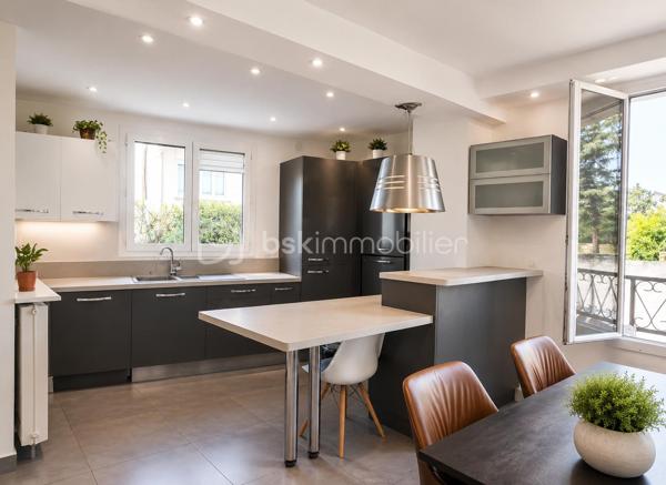BEZONS – MAISON INDIVIDUELLE 180 m² – STUDIO INDÉPENDANT – GRAND GARAGE – SECTEUR PAVILLONNAIRE
Située dans un secteur pavillonnaire recherché de Bezons, cette maison individuelle d'environ 180 m² offre de beaux volumes et un agencement idéal pour une famille. Dès l'entrée, vous découvrirez un vaste séjour lumineux avec une cuisine entièrement équipée ouverte sur la pièce de vie (double séjour), créant un espace convivial et chaleureux avec un accès direct au balcon.
À l'étage, la maison propose trois chambres offrant confort et fonctionnalité pour toute la famille, ainsi qu’une salle de bains et des toilettes.
Le sous-sol entièrement aménagé accueille un studio indépendant comprenant une cuisine, une salle de bains et toilettes. Une buanderie se trouve également au sous sol. Cet espace est idéal pour recevoir un proche, un adolescent, exercer une activité professionnelle ou créer un revenu locatif.
Un grand garage complet ce bien et offre un espace de stationnement ainsi que de nombreux rangements.
Cette maison bénéficie d'un emplacement privilégié à proximité des écoles, des commerces et des transports tout en offrant le calme d'un environnement pavillonnaire. Une belle opportunité pour les acquéreurs en quête d'espace, de confort et de qualité de vie à Bezons.