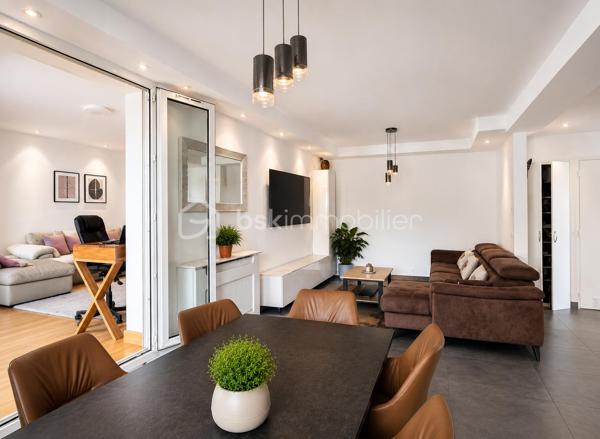 BEZONS – MAISON INDIVIDUELLE 180 m² – STUDIO INDÉPENDANT – GRAND GARAGE – SECTEUR PAVILLONNAIRE
Située dans un secteur pavillonnaire recherché de Bezons, cette maison individuelle d'environ 180 m² offre de beaux volumes et un agencement idéal pour une famille. Dès l'entrée, vous découvrirez un vaste séjour lumineux avec une cuisine entièrement équipée ouverte sur la pièce de vie (double séjour), créant un espace convivial et chaleureux avec un accès direct au balcon.
À l'étage, la maison propose trois chambres offrant confort et fonctionnalité pour toute la famille, ainsi qu’une salle de bains et des toilettes.
Le sous-sol entièrement aménagé accueille un studio indépendant comprenant une cuisine, une salle de bains et toilettes. Une buanderie se trouve également au sous sol. Cet espace est idéal pour recevoir un proche, un adolescent, exercer une activité professionnelle ou créer un revenu locatif.
Un grand garage complet ce bien et offre un espace de stationnement ainsi que de nombreux rangements.
Cette maison bénéficie d'un emplacement privilégié à proximité des écoles, des commerces et des transports tout en offrant le calme d'un environnement pavillonnaire. Une belle opportunité pour les acquéreurs en quête d'espace, de confort et de qualité de vie à Bezons.