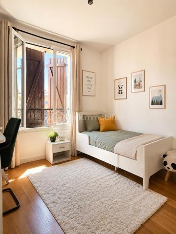 BEZONS – MAISON INDIVIDUELLE 180 m² – STUDIO INDÉPENDANT – GRAND GARAGE – SECTEUR PAVILLONNAIRE
Située dans un secteur pavillonnaire recherché de Bezons, cette maison individuelle d'environ 180 m² offre de beaux volumes et un agencement idéal pour une famille. Dès l'entrée, vous découvrirez un vaste séjour lumineux avec une cuisine entièrement équipée ouverte sur la pièce de vie (double séjour), créant un espace convivial et chaleureux avec un accès direct au balcon.
À l'étage, la maison propose trois chambres offrant confort et fonctionnalité pour toute la famille, ainsi qu’une salle de bains et des toilettes.
Le sous-sol entièrement aménagé accueille un studio indépendant comprenant une cuisine, une salle de bains et toilettes. Une buanderie se trouve également au sous sol. Cet espace est idéal pour recevoir un proche, un adolescent, exercer une activité professionnelle ou créer un revenu locatif.
Un grand garage complet ce bien et offre un espace de stationnement ainsi que de nombreux rangements.
Cette maison bénéficie d'un emplacement privilégié à proximité des écoles, des commerces et des transports tout en offrant le calme d'un environnement pavillonnaire. Une belle opportunité pour les acquéreurs en quête d'espace, de confort et de qualité de vie à Bezons.