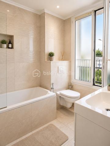 BEZONS – MAISON INDIVIDUELLE 180 m² – STUDIO INDÉPENDANT – GRAND GARAGE – SECTEUR PAVILLONNAIRE
Située dans un secteur pavillonnaire recherché de Bezons, cette maison individuelle d'environ 180 m² offre de beaux volumes et un agencement idéal pour une famille. Dès l'entrée, vous découvrirez un vaste séjour lumineux avec une cuisine entièrement équipée ouverte sur la pièce de vie (double séjour), créant un espace convivial et chaleureux avec un accès direct au balcon.
À l'étage, la maison propose trois chambres offrant confort et fonctionnalité pour toute la famille, ainsi qu’une salle de bains et des toilettes.
Le sous-sol entièrement aménagé accueille un studio indépendant comprenant une cuisine, une salle de bains et toilettes. Une buanderie se trouve également au sous sol. Cet espace est idéal pour recevoir un proche, un adolescent, exercer une activité professionnelle ou créer un revenu locatif.
Un grand garage complet ce bien et offre un espace de stationnement ainsi que de nombreux rangements.
Cette maison bénéficie d'un emplacement privilégié à proximité des écoles, des commerces et des transports tout en offrant le calme d'un environnement pavillonnaire. Une belle opportunité pour les acquéreurs en quête d'espace, de confort et de qualité de vie à Bezons.