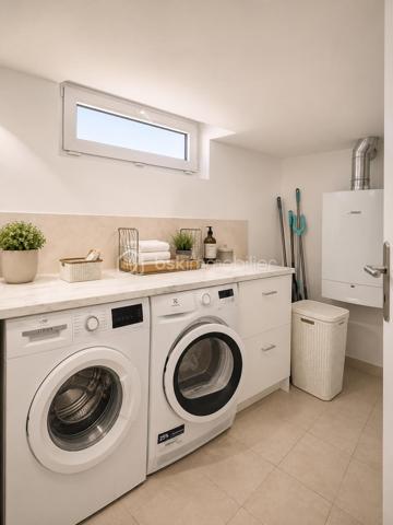 BEZONS – MAISON INDIVIDUELLE 180 m² – STUDIO INDÉPENDANT – GRAND GARAGE – SECTEUR PAVILLONNAIRE
Située dans un secteur pavillonnaire recherché de Bezons, cette maison individuelle d'environ 180 m² offre de beaux volumes et un agencement idéal pour une famille. Dès l'entrée, vous découvrirez un vaste séjour lumineux avec une cuisine entièrement équipée ouverte sur la pièce de vie (double séjour), créant un espace convivial et chaleureux avec un accès direct au balcon.
À l'étage, la maison propose trois chambres offrant confort et fonctionnalité pour toute la famille, ainsi qu’une salle de bains et des toilettes.
Le sous-sol entièrement aménagé accueille un studio indépendant comprenant une cuisine, une salle de bains et toilettes. Une buanderie se trouve également au sous sol. Cet espace est idéal pour recevoir un proche, un adolescent, exercer une activité professionnelle ou créer un revenu locatif.
Un grand garage complet ce bien et offre un espace de stationnement ainsi que de nombreux rangements.
Cette maison bénéficie d'un emplacement privilégié à proximité des écoles, des commerces et des transports tout en offrant le calme d'un environnement pavillonnaire. Une belle opportunité pour les acquéreurs en quête d'espace, de confort et de qualité de vie à Bezons.
