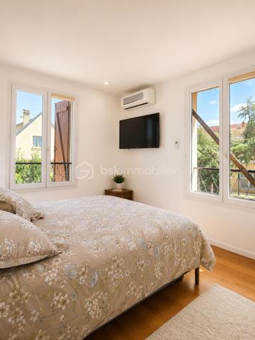 BEZONS – MAISON INDIVIDUELLE 180 m² – STUDIO INDÉPENDANT – GRAND GARAGE – SECTEUR PAVILLONNAIRE
Située dans un secteur pavillonnaire recherché de Bezons, cette maison individuelle d'environ 180 m² offre de beaux volumes et un agencement idéal pour une famille. Dès l'entrée, vous découvrirez un vaste séjour lumineux avec une cuisine entièrement équipée ouverte sur la pièce de vie (double séjour), créant un espace convivial et chaleureux avec un accès direct au balcon.
À l'étage, la maison propose trois chambres offrant confort et fonctionnalité pour toute la famille, ainsi qu’une salle de bains et des toilettes.
Le sous-sol entièrement aménagé accueille un studio indépendant comprenant une cuisine, une salle de bains et toilettes. Une buanderie se trouve également au sous sol. Cet espace est idéal pour recevoir un proche, un adolescent, exercer une activité professionnelle ou créer un revenu locatif.
Un grand garage complet ce bien et offre un espace de stationnement ainsi que de nombreux rangements.
Cette maison bénéficie d'un emplacement privilégié à proximité des écoles, des commerces et des transports tout en offrant le calme d'un environnement pavillonnaire. Une belle opportunité pour les acquéreurs en quête d'espace, de confort et de qualité de vie à Bezons.