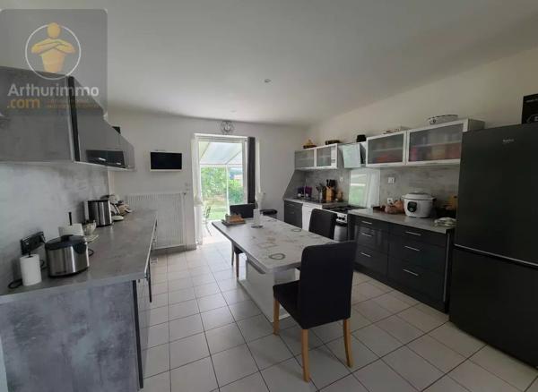 Vente                                                      Maison
                        
                     6 pièces                      131 m2                     à Machecoul-Saint-Même