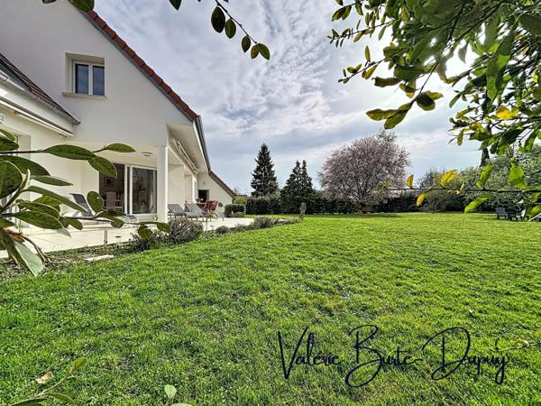 ST DENIS EN VAL, à 15 min d'Orléans, Maison de 2003 à vendre 190m2 5 chambres avec jardin arboré de 1800m2, garage attenant, dépendances