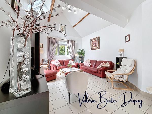 ST DENIS EN VAL, à 15 min d'Orléans, Maison de 2003 à vendre 190m2 5 chambres avec jardin arboré de 1800m2, garage attenant, dépendances