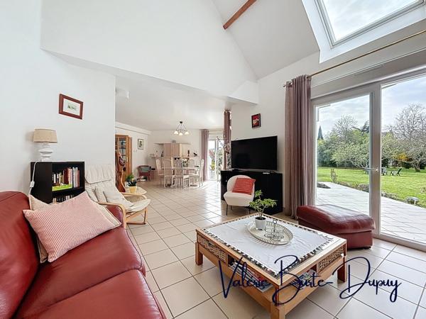 ST DENIS EN VAL, à 15 min d'Orléans, Maison de 2003 à vendre 190m2 5 chambres avec jardin arboré de 1800m2, garage attenant, dépendances