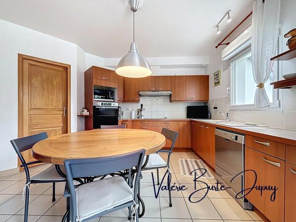 ST DENIS EN VAL, à 15 min d'Orléans, Maison de 2003 à vendre 190m2 5 chambres avec jardin arboré de 1800m2, garage attenant, dépendances