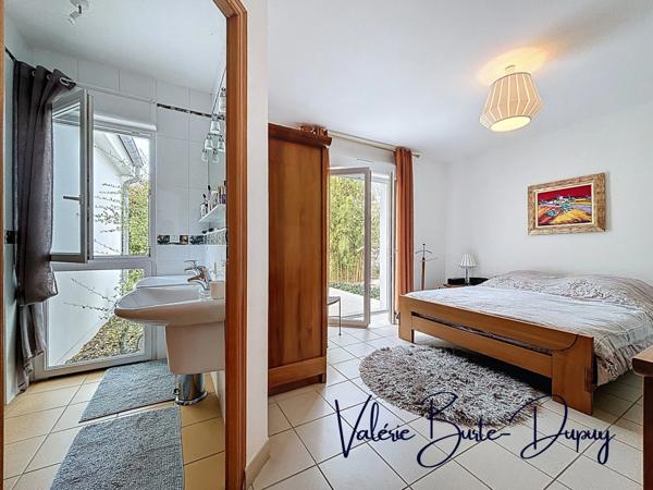 ST DENIS EN VAL, à 15 min d'Orléans, Maison de 2003 à vendre 190m2 5 chambres avec jardin arboré de 1800m2, garage attenant, dépendances