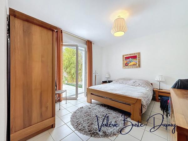 ST DENIS EN VAL, à 15 min d'Orléans, Maison de 2003 à vendre 190m2 5 chambres avec jardin arboré de 1800m2, garage attenant, dépendances