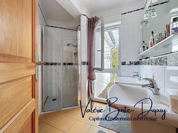 ST DENIS EN VAL, à 15 min d'Orléans, Maison de 2003 à vendre 190m2 5 chambres avec jardin arboré de 1800m2, garage attenant, dépendances