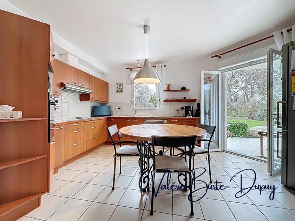 ST DENIS EN VAL, à 15 min d'Orléans, Maison de 2003 à vendre 190m2 5 chambres avec jardin arboré de 1800m2, garage attenant, dépendances