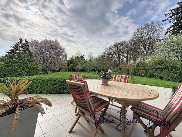 ST DENIS EN VAL, à 15 min d'Orléans, Maison de 2003 à vendre 190m2 5 chambres avec jardin arboré de 1800m2, garage attenant, dépendances