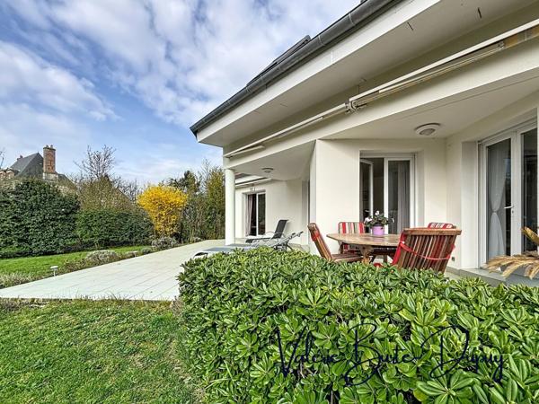 ST DENIS EN VAL, à 15 min d'Orléans, Maison de 2003 à vendre 190m2 5 chambres avec jardin arboré de 1800m2, garage attenant, dépendances