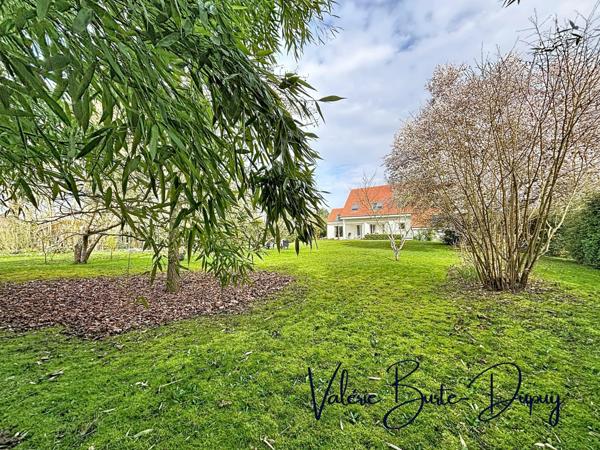 ST DENIS EN VAL, à 15 min d'Orléans, Maison de 2003 à vendre 190m2 5 chambres avec jardin arboré de 1800m2, garage attenant, dépendances