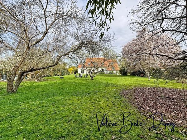 ST DENIS EN VAL, à 15 min d'Orléans, Maison de 2003 à vendre 190m2 5 chambres avec jardin arboré de 1800m2, garage attenant, dépendances