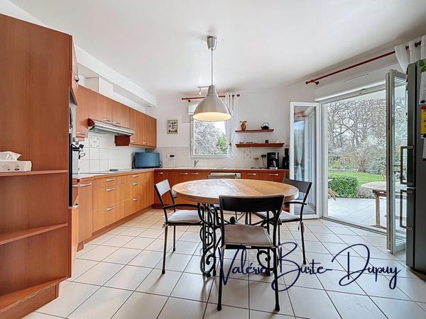 ST DENIS EN VAL, à 15 min d'Orléans, Maison de 2003 à vendre 190m2 5 chambres avec jardin arboré de 1800m2, garage attenant, dépendances