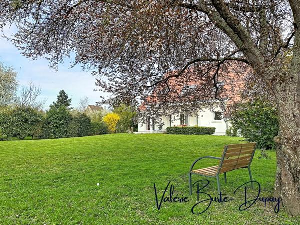 ST DENIS EN VAL, à 15 min d'Orléans, Maison de 2003 à vendre 190m2 5 chambres avec jardin arboré de 1800m2, garage attenant, dépendances