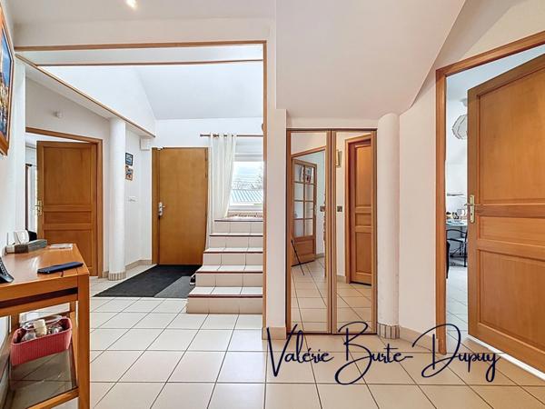 ST DENIS EN VAL, à 15 min d'Orléans, Maison de 2003 à vendre 190m2 5 chambres avec jardin arboré de 1800m2, garage attenant, dépendances