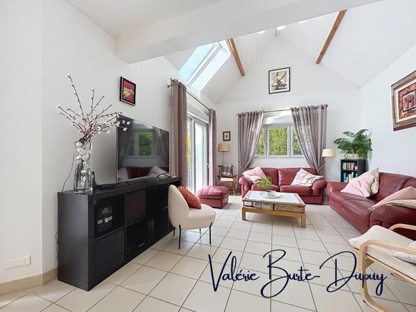 ST DENIS EN VAL, à 15 min d'Orléans, Maison de 2003 à vendre 190m2 5 chambres avec jardin arboré de 1800m2, garage attenant, dépendances