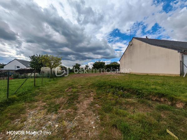 Terrain constructible 387 m² – Champigné (49)
Idéalement situé au cœur du village de Champigné, à seulement 10 minutes du Lion-d'Angers, 20 minutes de Segré et à environ 25 minutes d'Angers, ce terrain constructible de 387 m² offre un cadre de vie agréable alliant calme villageois et proximité des commodités. 
Vendu en partie viabilisé, il bénéficie d'un compteur d'eau déjà présent sur la parcelle (à déplacer selon les besoins du projet), tandis que les autres réseaux — électricité, assainissement, télécommunications — sont disponibles en rue, directement en limite de terrain.
La configuration du terrain et son emplacement en cœur de bourg permettent d'envisager la construction d'une maison individuelle dans un environnement bien desservi, avec l'ensemble des services du village à portée de main.
Une belle opportunité pour concrétiser votre projet de construction dans un secteur prisé du Nord-Anjou.