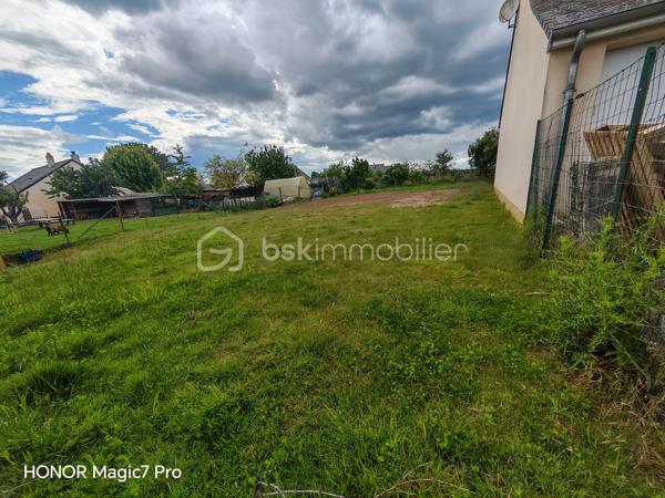 Terrain constructible 387 m² – Champigné (49)
Idéalement situé au cœur du village de Champigné, à seulement 10 minutes du Lion-d'Angers, 20 minutes de Segré et à environ 25 minutes d'Angers, ce terrain constructible de 387 m² offre un cadre de vie agréable alliant calme villageois et proximité des commodités. 
Vendu en partie viabilisé, il bénéficie d'un compteur d'eau déjà présent sur la parcelle (à déplacer selon les besoins du projet), tandis que les autres réseaux — électricité, assainissement, télécommunications — sont disponibles en rue, directement en limite de terrain.
La configuration du terrain et son emplacement en cœur de bourg permettent d'envisager la construction d'une maison individuelle dans un environnement bien desservi, avec l'ensemble des services du village à portée de main.
Une belle opportunité pour concrétiser votre projet de construction dans un secteur prisé du Nord-Anjou.