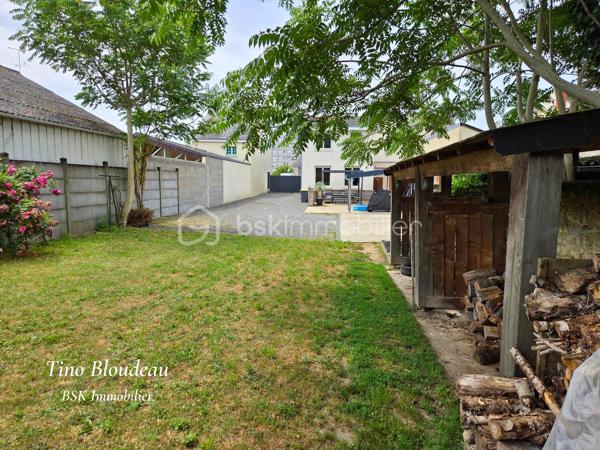 ** En EXCLUSIVITE par Tino Bloudeau & Nathan Butet **
Située dans un secteur pratique et recherché de Saumur, cette maison bénéficie d'un emplacement idéal :
- Hôpital, commerces, médecins, pharmacies, écoles (maternelles jusqu'à lycée), bus et centre ville à moins de 5 minutes
- Coté touristique : Le château de Saumur accessible en 20 minutes à pied, et le musée des blindés à seulement 500mètres. 

Derrière son portail motorisé, cette maison de 169 m² habitables offre un cadre de vie particulièrement agréable avec de beaux volumes, une distribution pensée pour le quotidien et une vie de plain pied.
Dès l'entrée, la pièce de vie impressionne par ses dimensions : près de 60 m² réunissant salon, séjour et cuisine aménagée et équipée. Lumineuse, conviviale et réchauffée par une cheminée à insert, elle constitue le véritable cœur de la maison.

Le rez-de-chaussée permet une vie de plain-pied grâce à une grande chambre d'environ 20 m² avec salle d'eau privative, toilettes indépendantes et arrière-cuisine.

À l'étage, chacun trouve facilement sa place avec 4 chambres supplémentaires, dont 3 de plus de 14 m², une plus petite, une salle d'eau équipée d'une douche et d'une baignoire ainsi qu'un second WC indépendant.

À l'extérieur, le coup de cœur continue :
✔ Terrain clos d'environ 800 m²
✔ Aucun vis-à-vis
✔ Terrasse avec pergola
✔ Carport et vaste espace de stationnement
✔ Atelier et espaces de stockage
✔ Grande cave de 19 m²
✔ Cabanon de jardin

La cerise sur le gâteau ? Les travaux sont déjà derrière vous. La maison est parfaitement entretenue et ne demande qu'une chose : votre touche personnelle en matière de décoration.

Une maison familiale, fonctionnelle et chaleureuse où il ne reste plus qu'à poser ses valises.