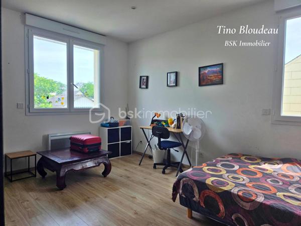 ** En EXCLUSIVITE par Tino Bloudeau & Nathan Butet **
Située dans un secteur pratique et recherché de Saumur, cette maison bénéficie d'un emplacement idéal :
- Hôpital, commerces, médecins, pharmacies, écoles (maternelles jusqu'à lycée), bus et centre ville à moins de 5 minutes
- Coté touristique : Le château de Saumur accessible en 20 minutes à pied, et le musée des blindés à seulement 500mètres. 

Derrière son portail motorisé, cette maison de 169 m² habitables offre un cadre de vie particulièrement agréable avec de beaux volumes, une distribution pensée pour le quotidien et une vie de plain pied.
Dès l'entrée, la pièce de vie impressionne par ses dimensions : près de 60 m² réunissant salon, séjour et cuisine aménagée et équipée. Lumineuse, conviviale et réchauffée par une cheminée à insert, elle constitue le véritable cœur de la maison.

Le rez-de-chaussée permet une vie de plain-pied grâce à une grande chambre d'environ 20 m² avec salle d'eau privative, toilettes indépendantes et arrière-cuisine.

À l'étage, chacun trouve facilement sa place avec 4 chambres supplémentaires, dont 3 de plus de 14 m², une plus petite, une salle d'eau équipée d'une douche et d'une baignoire ainsi qu'un second WC indépendant.

À l'extérieur, le coup de cœur continue :
✔ Terrain clos d'environ 800 m²
✔ Aucun vis-à-vis
✔ Terrasse avec pergola
✔ Carport et vaste espace de stationnement
✔ Atelier et espaces de stockage
✔ Grande cave de 19 m²
✔ Cabanon de jardin

La cerise sur le gâteau ? Les travaux sont déjà derrière vous. La maison est parfaitement entretenue et ne demande qu'une chose : votre touche personnelle en matière de décoration.

Une maison familiale, fonctionnelle et chaleureuse où il ne reste plus qu'à poser ses valises.