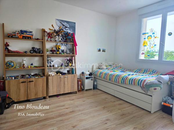 ** En EXCLUSIVITE par Tino Bloudeau & Nathan Butet **
Située dans un secteur pratique et recherché de Saumur, cette maison bénéficie d'un emplacement idéal :
- Hôpital, commerces, médecins, pharmacies, écoles (maternelles jusqu'à lycée), bus et centre ville à moins de 5 minutes
- Coté touristique : Le château de Saumur accessible en 20 minutes à pied, et le musée des blindés à seulement 500mètres. 

Derrière son portail motorisé, cette maison de 169 m² habitables offre un cadre de vie particulièrement agréable avec de beaux volumes, une distribution pensée pour le quotidien et une vie de plain pied.
Dès l'entrée, la pièce de vie impressionne par ses dimensions : près de 60 m² réunissant salon, séjour et cuisine aménagée et équipée. Lumineuse, conviviale et réchauffée par une cheminée à insert, elle constitue le véritable cœur de la maison.

Le rez-de-chaussée permet une vie de plain-pied grâce à une grande chambre d'environ 20 m² avec salle d'eau privative, toilettes indépendantes et arrière-cuisine.

À l'étage, chacun trouve facilement sa place avec 4 chambres supplémentaires, dont 3 de plus de 14 m², une plus petite, une salle d'eau équipée d'une douche et d'une baignoire ainsi qu'un second WC indépendant.

À l'extérieur, le coup de cœur continue :
✔ Terrain clos d'environ 800 m²
✔ Aucun vis-à-vis
✔ Terrasse avec pergola
✔ Carport et vaste espace de stationnement
✔ Atelier et espaces de stockage
✔ Grande cave de 19 m²
✔ Cabanon de jardin

La cerise sur le gâteau ? Les travaux sont déjà derrière vous. La maison est parfaitement entretenue et ne demande qu'une chose : votre touche personnelle en matière de décoration.

Une maison familiale, fonctionnelle et chaleureuse où il ne reste plus qu'à poser ses valises.