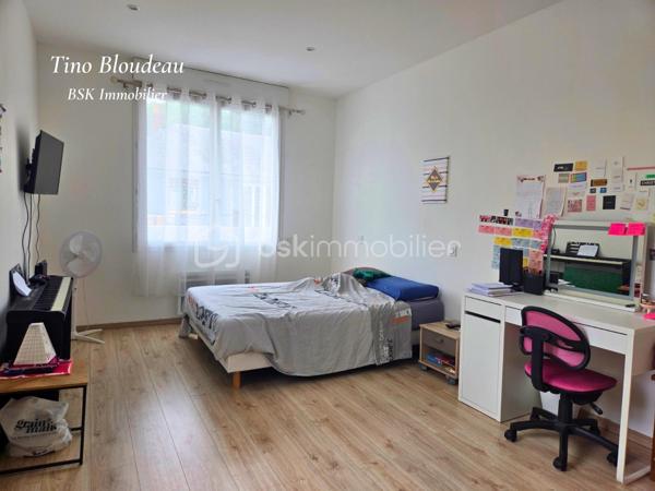 ** En EXCLUSIVITE par Tino Bloudeau & Nathan Butet **
Située dans un secteur pratique et recherché de Saumur, cette maison bénéficie d'un emplacement idéal :
- Hôpital, commerces, médecins, pharmacies, écoles (maternelles jusqu'à lycée), bus et centre ville à moins de 5 minutes
- Coté touristique : Le château de Saumur accessible en 20 minutes à pied, et le musée des blindés à seulement 500mètres. 

Derrière son portail motorisé, cette maison de 169 m² habitables offre un cadre de vie particulièrement agréable avec de beaux volumes, une distribution pensée pour le quotidien et une vie de plain pied.
Dès l'entrée, la pièce de vie impressionne par ses dimensions : près de 60 m² réunissant salon, séjour et cuisine aménagée et équipée. Lumineuse, conviviale et réchauffée par une cheminée à insert, elle constitue le véritable cœur de la maison.

Le rez-de-chaussée permet une vie de plain-pied grâce à une grande chambre d'environ 20 m² avec salle d'eau privative, toilettes indépendantes et arrière-cuisine.

À l'étage, chacun trouve facilement sa place avec 4 chambres supplémentaires, dont 3 de plus de 14 m², une plus petite, une salle d'eau équipée d'une douche et d'une baignoire ainsi qu'un second WC indépendant.

À l'extérieur, le coup de cœur continue :
✔ Terrain clos d'environ 800 m²
✔ Aucun vis-à-vis
✔ Terrasse avec pergola
✔ Carport et vaste espace de stationnement
✔ Atelier et espaces de stockage
✔ Grande cave de 19 m²
✔ Cabanon de jardin

La cerise sur le gâteau ? Les travaux sont déjà derrière vous. La maison est parfaitement entretenue et ne demande qu'une chose : votre touche personnelle en matière de décoration.

Une maison familiale, fonctionnelle et chaleureuse où il ne reste plus qu'à poser ses valises.