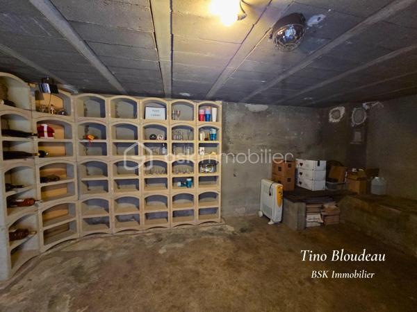 ** En EXCLUSIVITE par Tino Bloudeau & Nathan Butet **
Située dans un secteur pratique et recherché de Saumur, cette maison bénéficie d'un emplacement idéal :
- Hôpital, commerces, médecins, pharmacies, écoles (maternelles jusqu'à lycée), bus et centre ville à moins de 5 minutes
- Coté touristique : Le château de Saumur accessible en 20 minutes à pied, et le musée des blindés à seulement 500mètres. 

Derrière son portail motorisé, cette maison de 169 m² habitables offre un cadre de vie particulièrement agréable avec de beaux volumes, une distribution pensée pour le quotidien et une vie de plain pied.
Dès l'entrée, la pièce de vie impressionne par ses dimensions : près de 60 m² réunissant salon, séjour et cuisine aménagée et équipée. Lumineuse, conviviale et réchauffée par une cheminée à insert, elle constitue le véritable cœur de la maison.

Le rez-de-chaussée permet une vie de plain-pied grâce à une grande chambre d'environ 20 m² avec salle d'eau privative, toilettes indépendantes et arrière-cuisine.

À l'étage, chacun trouve facilement sa place avec 4 chambres supplémentaires, dont 3 de plus de 14 m², une plus petite, une salle d'eau équipée d'une douche et d'une baignoire ainsi qu'un second WC indépendant.

À l'extérieur, le coup de cœur continue :
✔ Terrain clos d'environ 800 m²
✔ Aucun vis-à-vis
✔ Terrasse avec pergola
✔ Carport et vaste espace de stationnement
✔ Atelier et espaces de stockage
✔ Grande cave de 19 m²
✔ Cabanon de jardin

La cerise sur le gâteau ? Les travaux sont déjà derrière vous. La maison est parfaitement entretenue et ne demande qu'une chose : votre touche personnelle en matière de décoration.

Une maison familiale, fonctionnelle et chaleureuse où il ne reste plus qu'à poser ses valises.