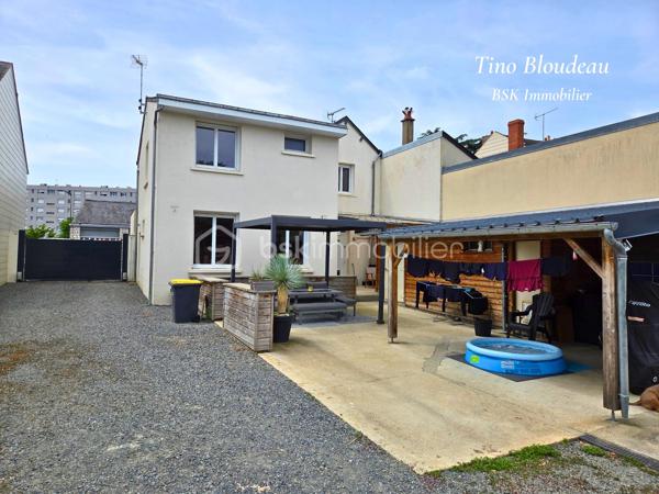 ** En EXCLUSIVITE par Tino Bloudeau & Nathan Butet **
Située dans un secteur pratique et recherché de Saumur, cette maison bénéficie d'un emplacement idéal :
- Hôpital, commerces, médecins, pharmacies, écoles (maternelles jusqu'à lycée), bus et centre ville à moins de 5 minutes
- Coté touristique : Le château de Saumur accessible en 20 minutes à pied, et le musée des blindés à seulement 500mètres. 

Derrière son portail motorisé, cette maison de 169 m² habitables offre un cadre de vie particulièrement agréable avec de beaux volumes, une distribution pensée pour le quotidien et une vie de plain pied.
Dès l'entrée, la pièce de vie impressionne par ses dimensions : près de 60 m² réunissant salon, séjour et cuisine aménagée et équipée. Lumineuse, conviviale et réchauffée par une cheminée à insert, elle constitue le véritable cœur de la maison.

Le rez-de-chaussée permet une vie de plain-pied grâce à une grande chambre d'environ 20 m² avec salle d'eau privative, toilettes indépendantes et arrière-cuisine.

À l'étage, chacun trouve facilement sa place avec 4 chambres supplémentaires, dont 3 de plus de 14 m², une plus petite, une salle d'eau équipée d'une douche et d'une baignoire ainsi qu'un second WC indépendant.

À l'extérieur, le coup de cœur continue :
✔ Terrain clos d'environ 800 m²
✔ Aucun vis-à-vis
✔ Terrasse avec pergola
✔ Carport et vaste espace de stationnement
✔ Atelier et espaces de stockage
✔ Grande cave de 19 m²
✔ Cabanon de jardin

La cerise sur le gâteau ? Les travaux sont déjà derrière vous. La maison est parfaitement entretenue et ne demande qu'une chose : votre touche personnelle en matière de décoration.

Une maison familiale, fonctionnelle et chaleureuse où il ne reste plus qu'à poser ses valises.