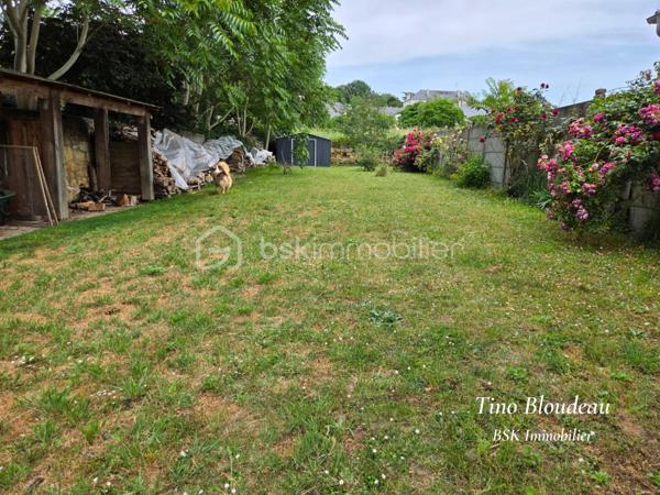 ** En EXCLUSIVITE par Tino Bloudeau & Nathan Butet **
Située dans un secteur pratique et recherché de Saumur, cette maison bénéficie d'un emplacement idéal :
- Hôpital, commerces, médecins, pharmacies, écoles (maternelles jusqu'à lycée), bus et centre ville à moins de 5 minutes
- Coté touristique : Le château de Saumur accessible en 20 minutes à pied, et le musée des blindés à seulement 500mètres. 

Derrière son portail motorisé, cette maison de 169 m² habitables offre un cadre de vie particulièrement agréable avec de beaux volumes, une distribution pensée pour le quotidien et une vie de plain pied.
Dès l'entrée, la pièce de vie impressionne par ses dimensions : près de 60 m² réunissant salon, séjour et cuisine aménagée et équipée. Lumineuse, conviviale et réchauffée par une cheminée à insert, elle constitue le véritable cœur de la maison.

Le rez-de-chaussée permet une vie de plain-pied grâce à une grande chambre d'environ 20 m² avec salle d'eau privative, toilettes indépendantes et arrière-cuisine.

À l'étage, chacun trouve facilement sa place avec 4 chambres supplémentaires, dont 3 de plus de 14 m², une plus petite, une salle d'eau équipée d'une douche et d'une baignoire ainsi qu'un second WC indépendant.

À l'extérieur, le coup de cœur continue :
✔ Terrain clos d'environ 800 m²
✔ Aucun vis-à-vis
✔ Terrasse avec pergola
✔ Carport et vaste espace de stationnement
✔ Atelier et espaces de stockage
✔ Grande cave de 19 m²
✔ Cabanon de jardin

La cerise sur le gâteau ? Les travaux sont déjà derrière vous. La maison est parfaitement entretenue et ne demande qu'une chose : votre touche personnelle en matière de décoration.

Une maison familiale, fonctionnelle et chaleureuse où il ne reste plus qu'à poser ses valises.