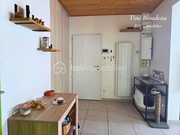 ** En EXCLUSIVITE par Tino Bloudeau & Nathan Butet **
Située dans un secteur pratique et recherché de Saumur, cette maison bénéficie d'un emplacement idéal :
- Hôpital, commerces, médecins, pharmacies, écoles (maternelles jusqu'à lycée), bus et centre ville à moins de 5 minutes
- Coté touristique : Le château de Saumur accessible en 20 minutes à pied, et le musée des blindés à seulement 500mètres. 

Derrière son portail motorisé, cette maison de 169 m² habitables offre un cadre de vie particulièrement agréable avec de beaux volumes, une distribution pensée pour le quotidien et une vie de plain pied.
Dès l'entrée, la pièce de vie impressionne par ses dimensions : près de 60 m² réunissant salon, séjour et cuisine aménagée et équipée. Lumineuse, conviviale et réchauffée par une cheminée à insert, elle constitue le véritable cœur de la maison.

Le rez-de-chaussée permet une vie de plain-pied grâce à une grande chambre d'environ 20 m² avec salle d'eau privative, toilettes indépendantes et arrière-cuisine.

À l'étage, chacun trouve facilement sa place avec 4 chambres supplémentaires, dont 3 de plus de 14 m², une plus petite, une salle d'eau équipée d'une douche et d'une baignoire ainsi qu'un second WC indépendant.

À l'extérieur, le coup de cœur continue :
✔ Terrain clos d'environ 800 m²
✔ Aucun vis-à-vis
✔ Terrasse avec pergola
✔ Carport et vaste espace de stationnement
✔ Atelier et espaces de stockage
✔ Grande cave de 19 m²
✔ Cabanon de jardin

La cerise sur le gâteau ? Les travaux sont déjà derrière vous. La maison est parfaitement entretenue et ne demande qu'une chose : votre touche personnelle en matière de décoration.

Une maison familiale, fonctionnelle et chaleureuse où il ne reste plus qu'à poser ses valises.