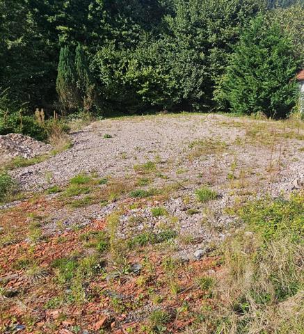 Terrain plat et terrassé, prêt à bâtir